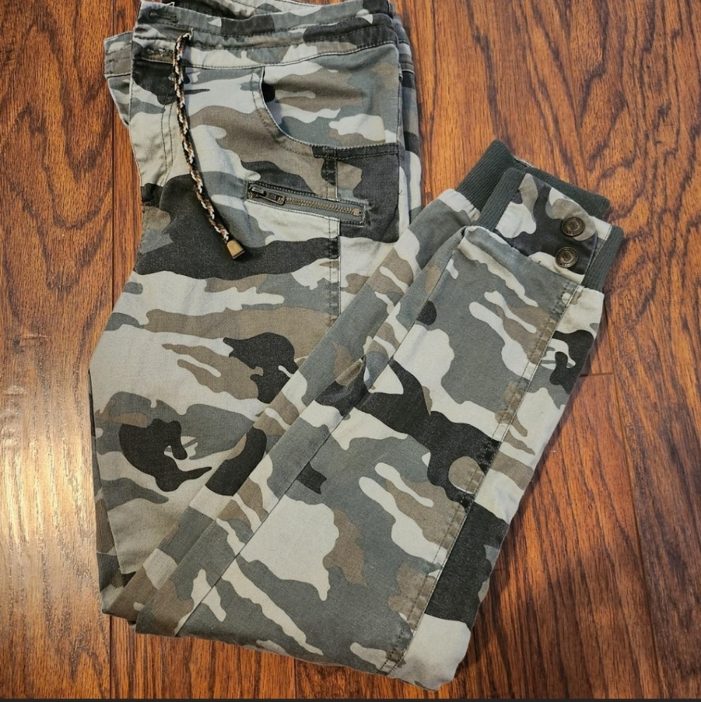 ES Style Womens authentic streetwear camouflage Jeans . Size 38